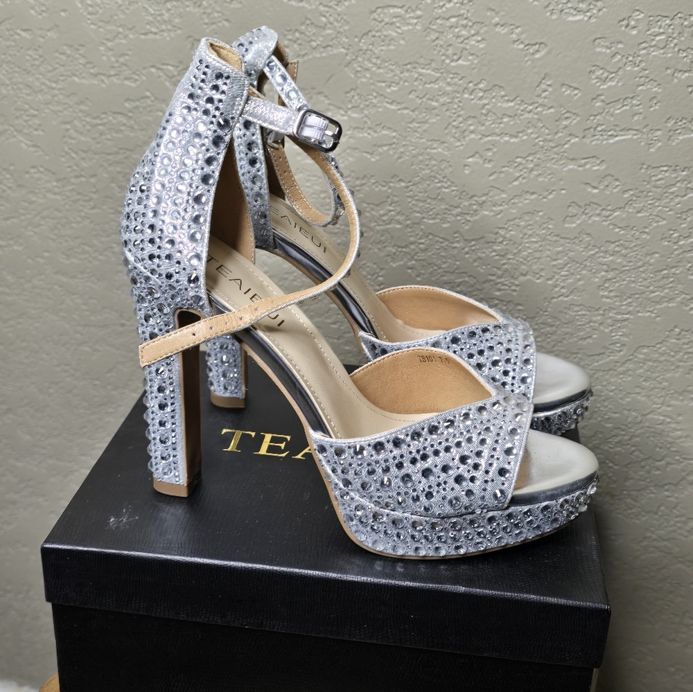 NIB! Ladies Sz. 7.5 Dazzling TEAIEUI Pumps!